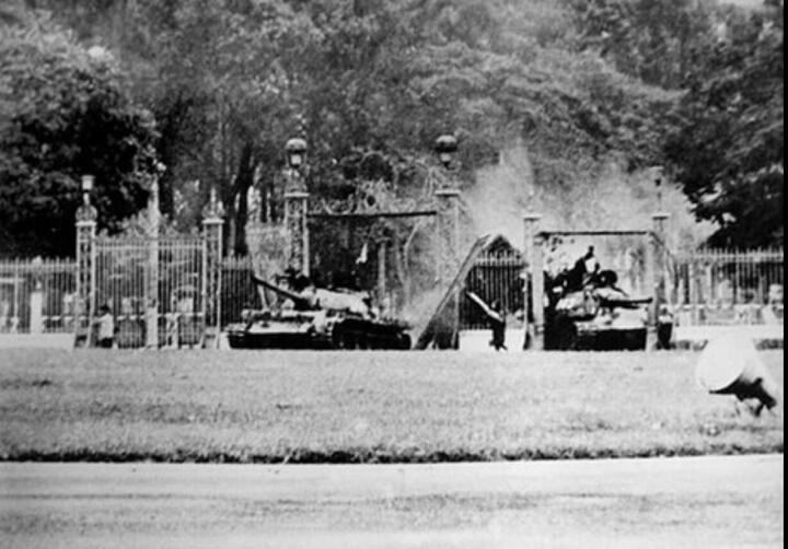 Những người chiến sĩ trên chiếc xe tăng húc đổ cổng Dinh Độc Lập và câu chuyện chưa kể sau 50 năm- Ảnh 1.