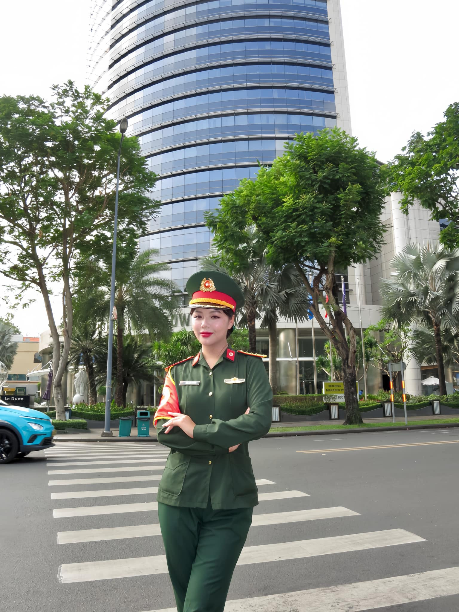 Nữ Trung úy cao 1m73 tham gia diễu binh 30/4, dân tình tấm tắc “thiếu mỗi vương miện là thành Hoa hậu” - Ảnh 1.