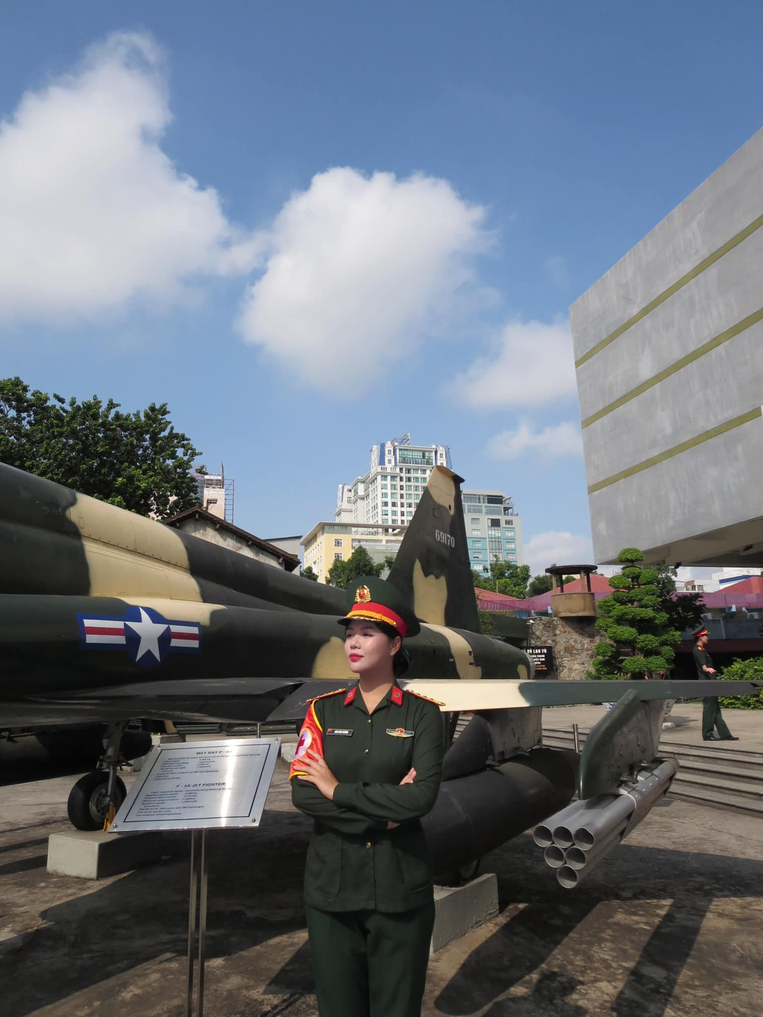 Nữ Trung úy cao 1m73 tham gia diễu binh 30/4, dân tình tấm tắc “thiếu mỗi vương miện là thành Hoa hậu” - Ảnh 4.