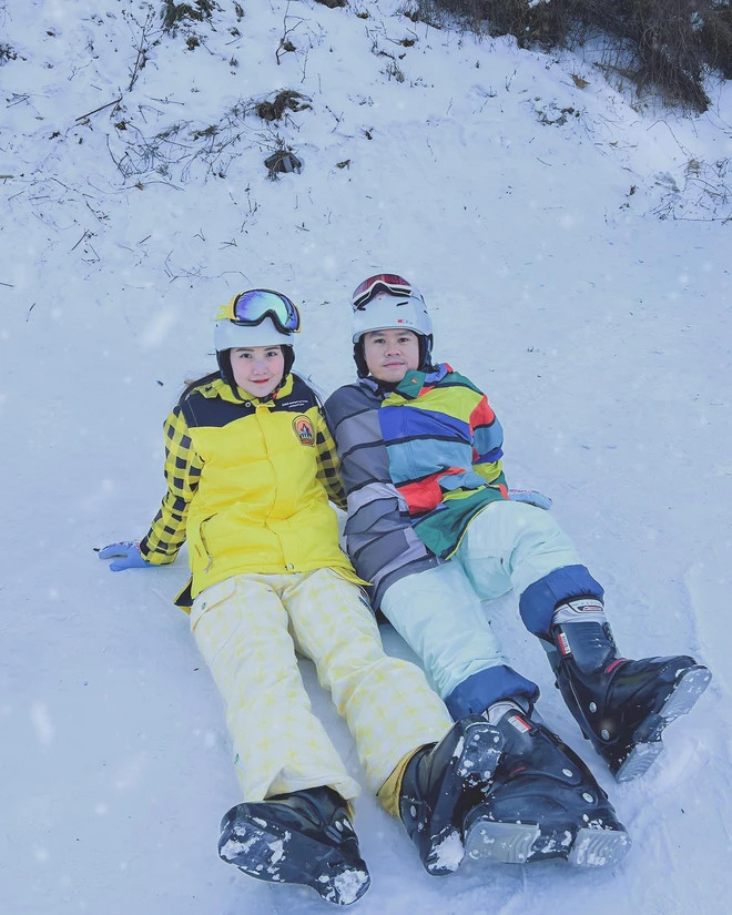 Thiếu gia Phan Thành hiếm hoi lộ diện bên vợ tiểu thư ngoại hình U40 gây xôn xao