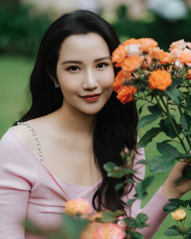 Thiếu gia Phan Thành hiếm hoi lộ diện bên vợ tiểu thư ngoại hình U40 gây xôn xao