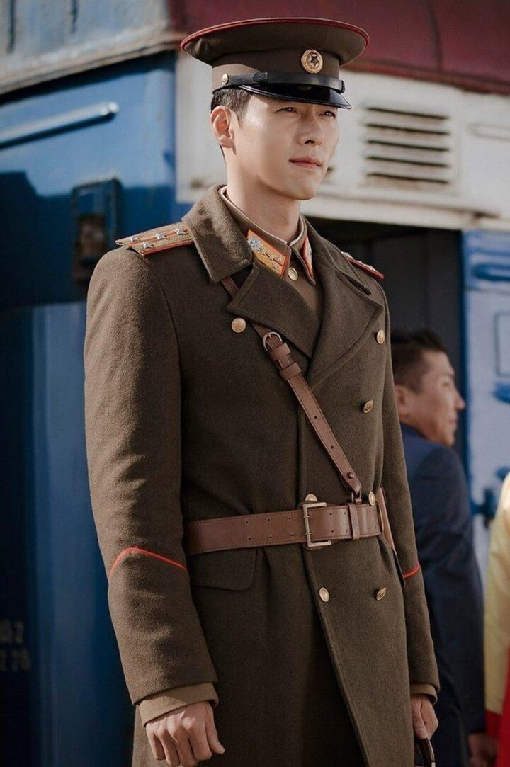 Hyun Bin gây sốt toàn châu Á với vai Ri Jung Hyuk trong bộ phim