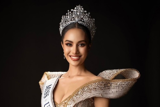 Á hậu Hoàn vũ bị tước danh hiệu đáp trả