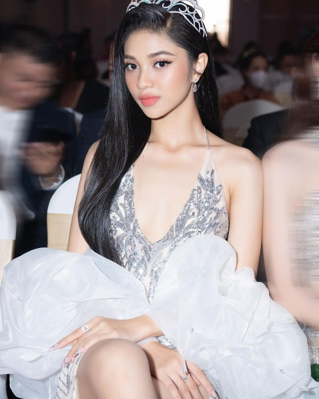 Á hậu Vbiz xuất hiện sau thời gian kín tiếng với vòng 2 to giật mình chuyện gì đây