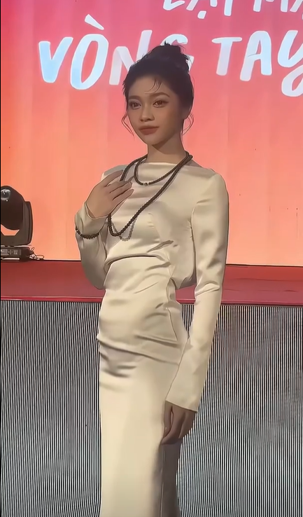 Á hậu Vbiz xuất hiện sau thời gian kín tiếng với vòng 2 to giật mình chuyện gì đây