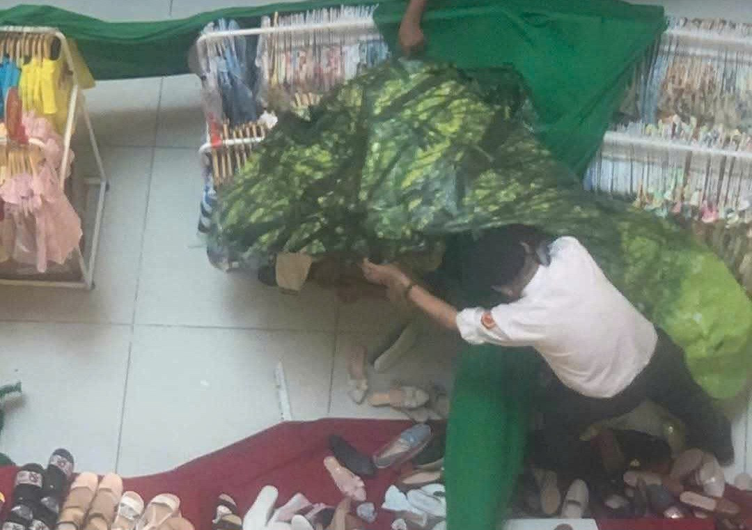 Lại có người rơi lầu trong trung tâm thương mại Vạn Hạnh Mall- Ảnh 1.