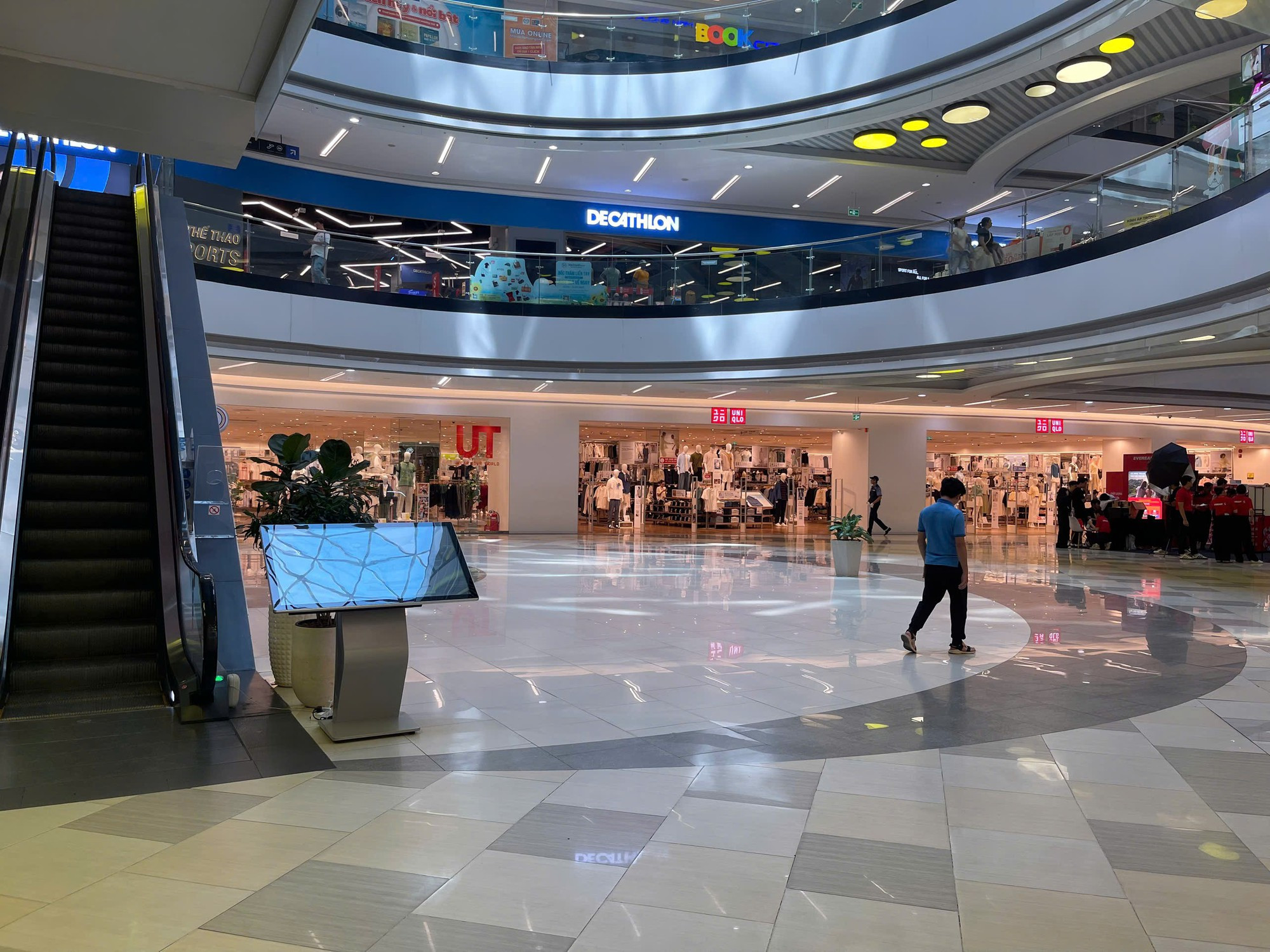 Lại có người rơi lầu trong trung tâm thương mại Vạn Hạnh Mall- Ảnh 2.