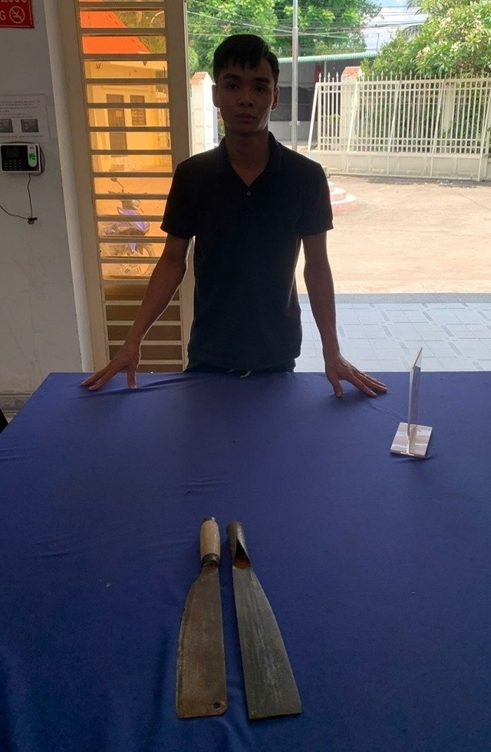 Nguyễn Văn Tâm và tang vật. Ảnh: Người đưa tin.