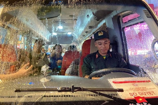 Các chiến sĩ mở cửa xe diễu binh cho người dân TP.HCM trú mưa trước giờ sơ duyệt: Pha xử lý 'đẹp trai' nhất tối qua