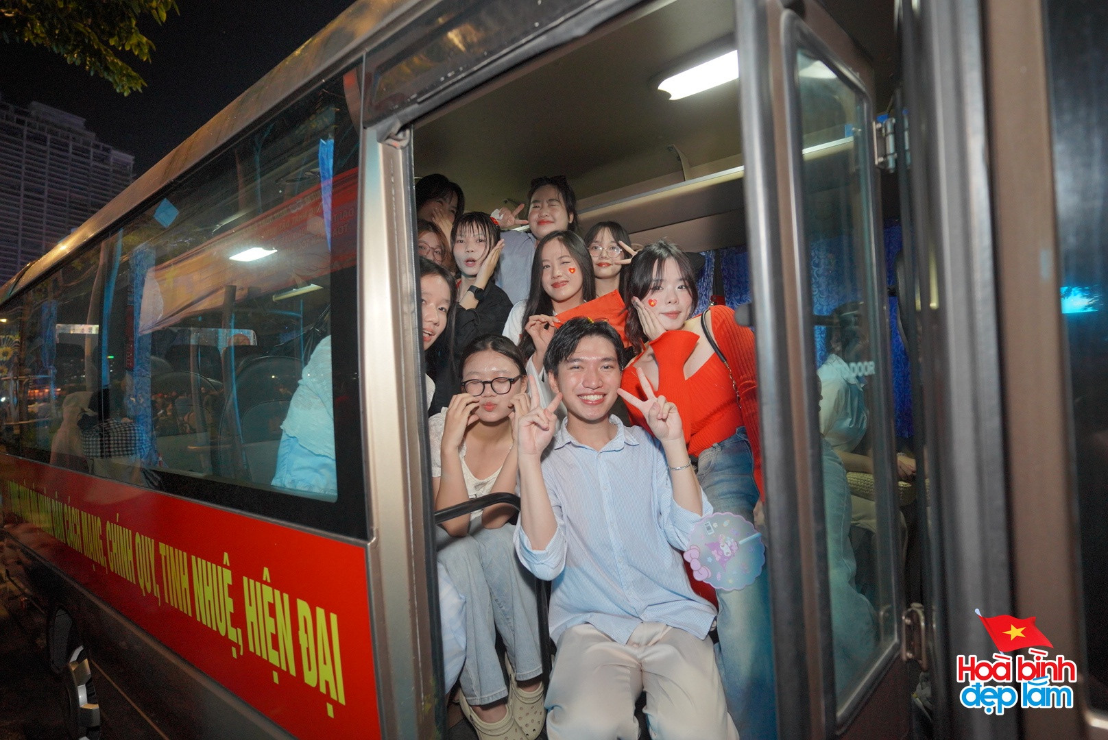 Các chiến sĩ mở cửa xe diễu binh cho người dân TP.HCM trú mưa trước giờ sơ duyệt: Pha xử lý