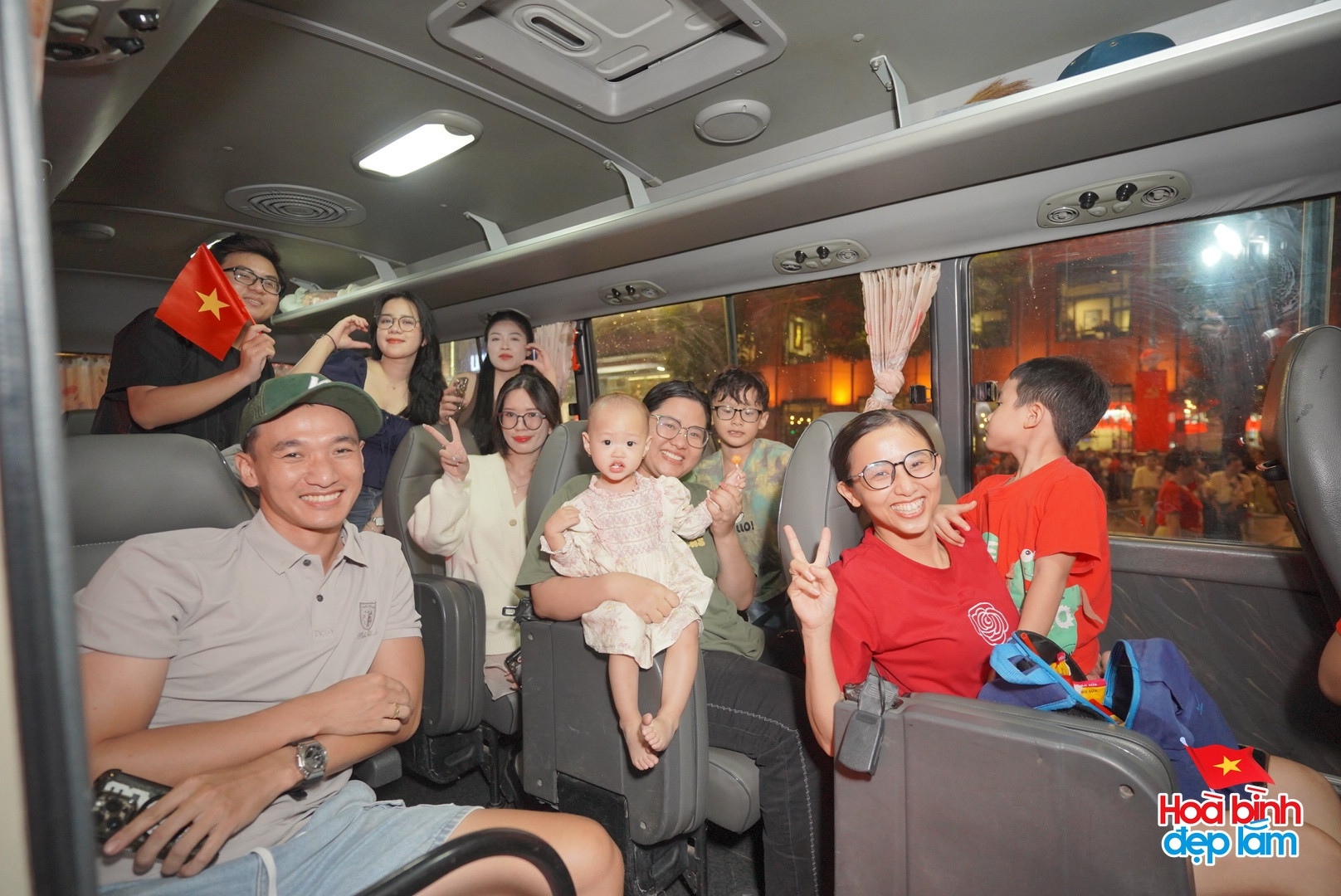 Các chiến sĩ mở cửa xe diễu binh cho người dân TP.HCM trú mưa trước giờ sơ duyệt: Pha xử lý