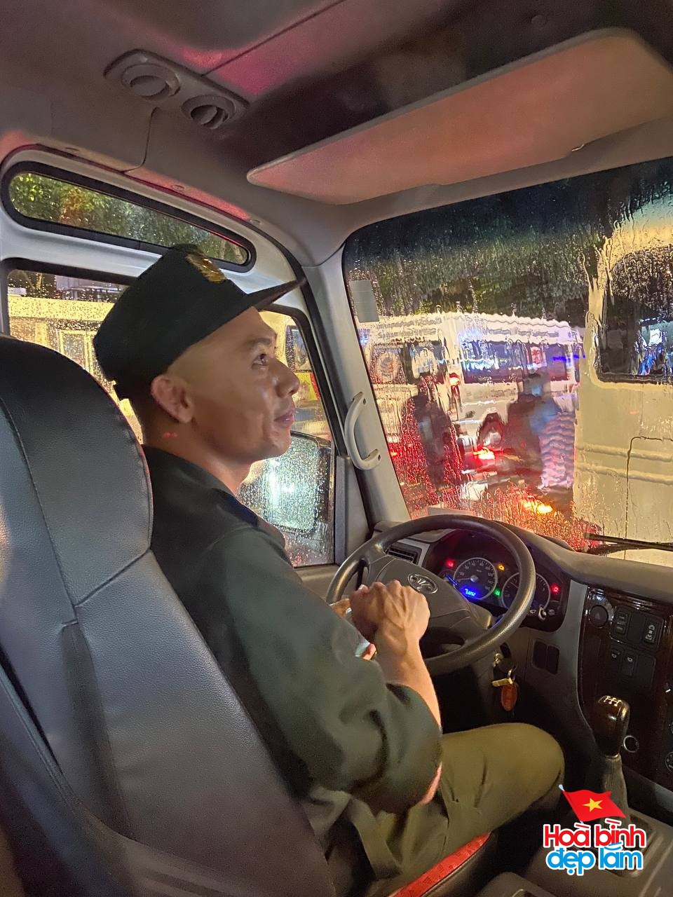 Các chiến sĩ mở cửa xe diễu binh cho người dân TP.HCM trú mưa trước giờ sơ duyệt: Pha xử lý