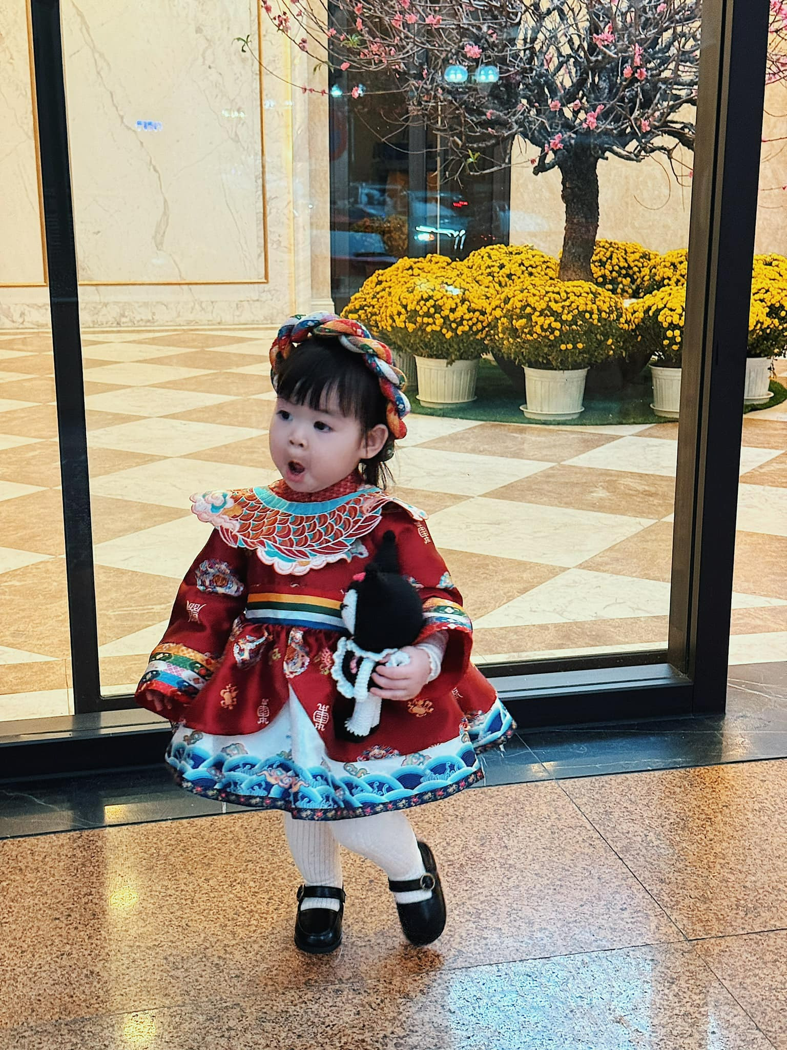 Cưng xỉu khoảnh khắc Đỗ Mỹ Linh bên chồng đại gia phiên bản mini