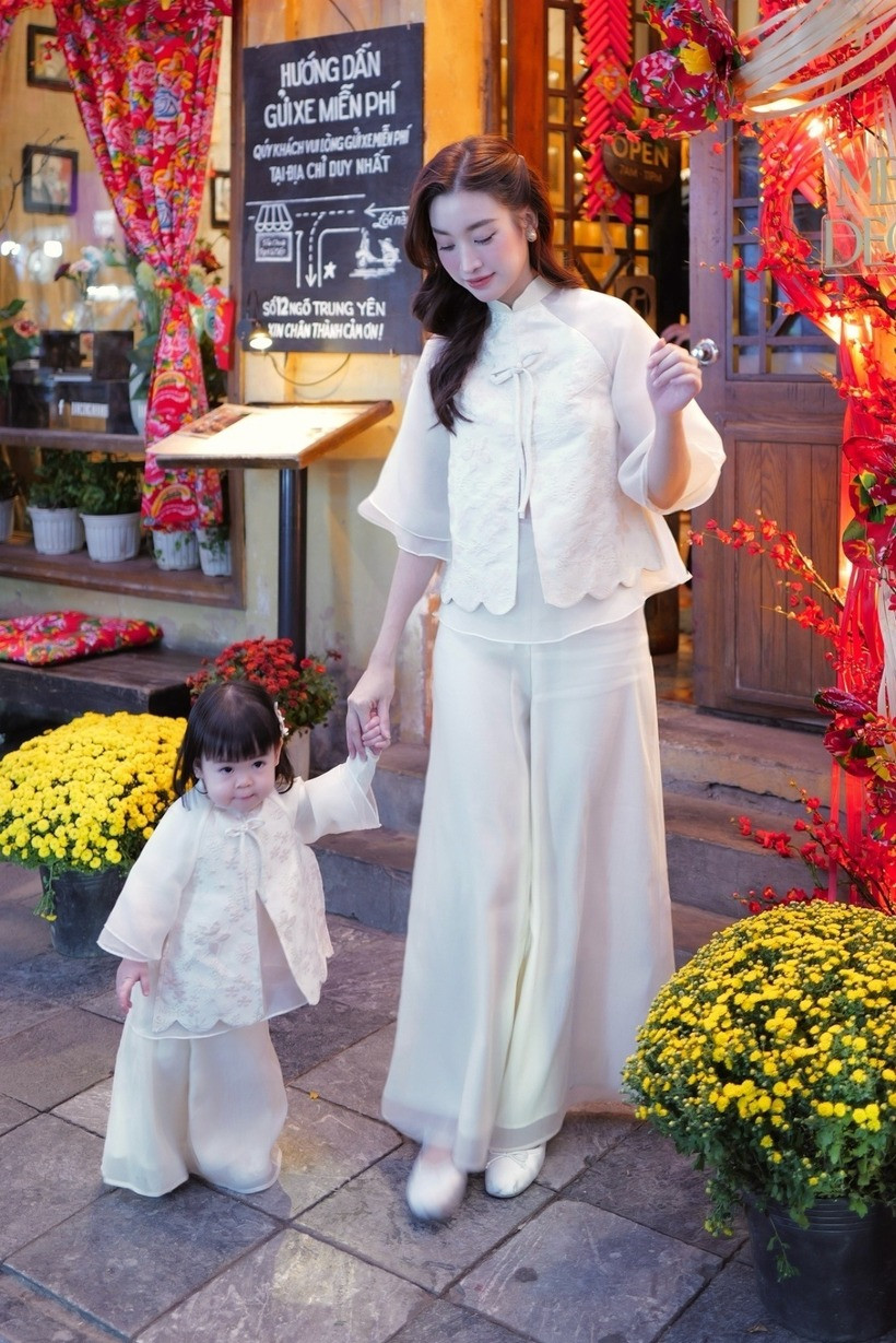 Cưng xỉu khoảnh khắc Đỗ Mỹ Linh bên chồng đại gia phiên bản mini