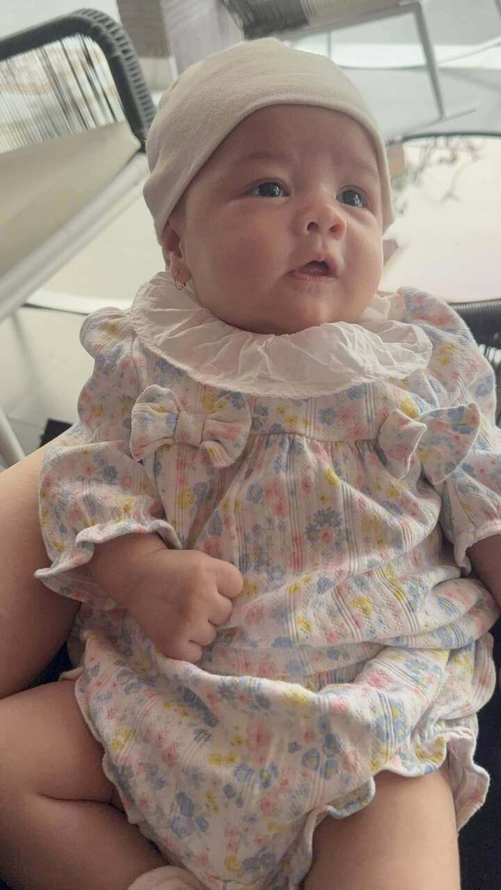 Con gái Nhật Kim Anhcó gương mặt bụ bẫm rất đáng yêu.