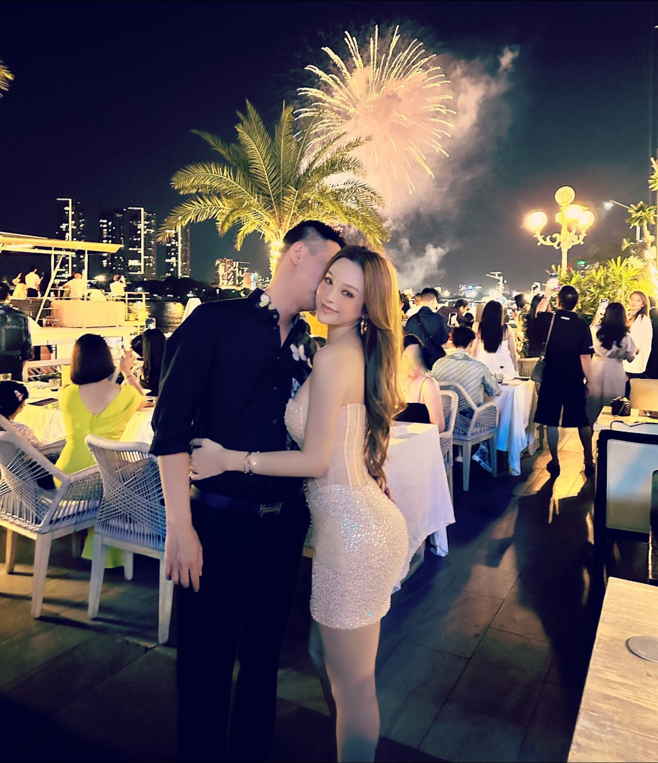 Huyền Baby và chồng đại gia sơ hở là ôm hôn hình ảnh mới thân mật cỡ này