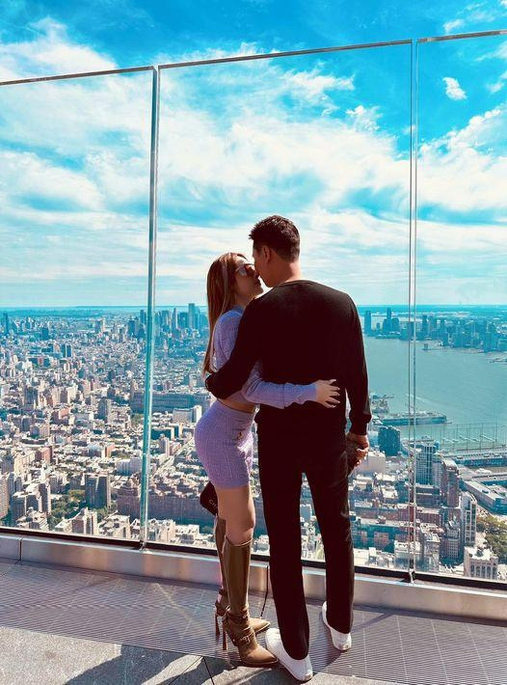 Huyền Baby và chồng đại gia sơ hở là ôm hôn hình ảnh mới thân mật cỡ này