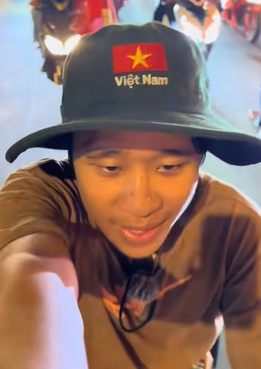 Khối trưởng khối chở loa Đào Quang Hà đã tới TPHCM sau hơn 20 ngày đạp xe