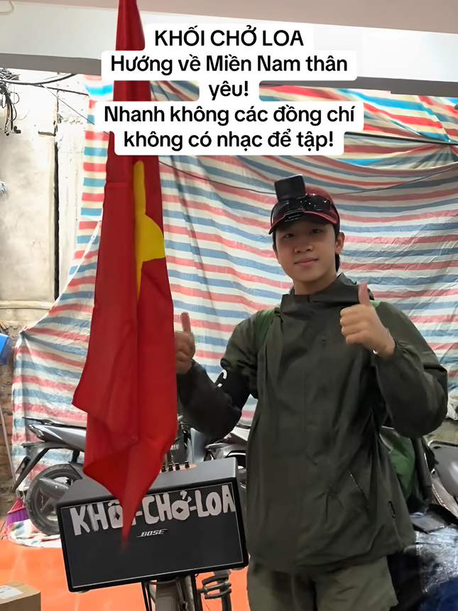 Khối trưởng khối chở loa Đào Quang Hà đã tới TPHCM sau hơn 20 ngày đạp xe