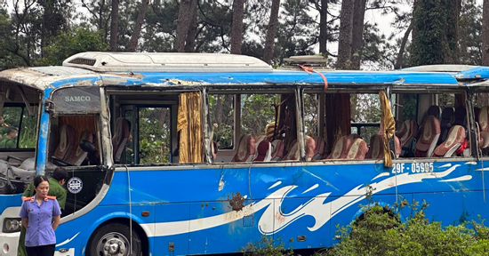 Lật xe khách 35 chỗ ở Tam Đảo, 3 người tử vong, 14 người nhập viện cấp cứu