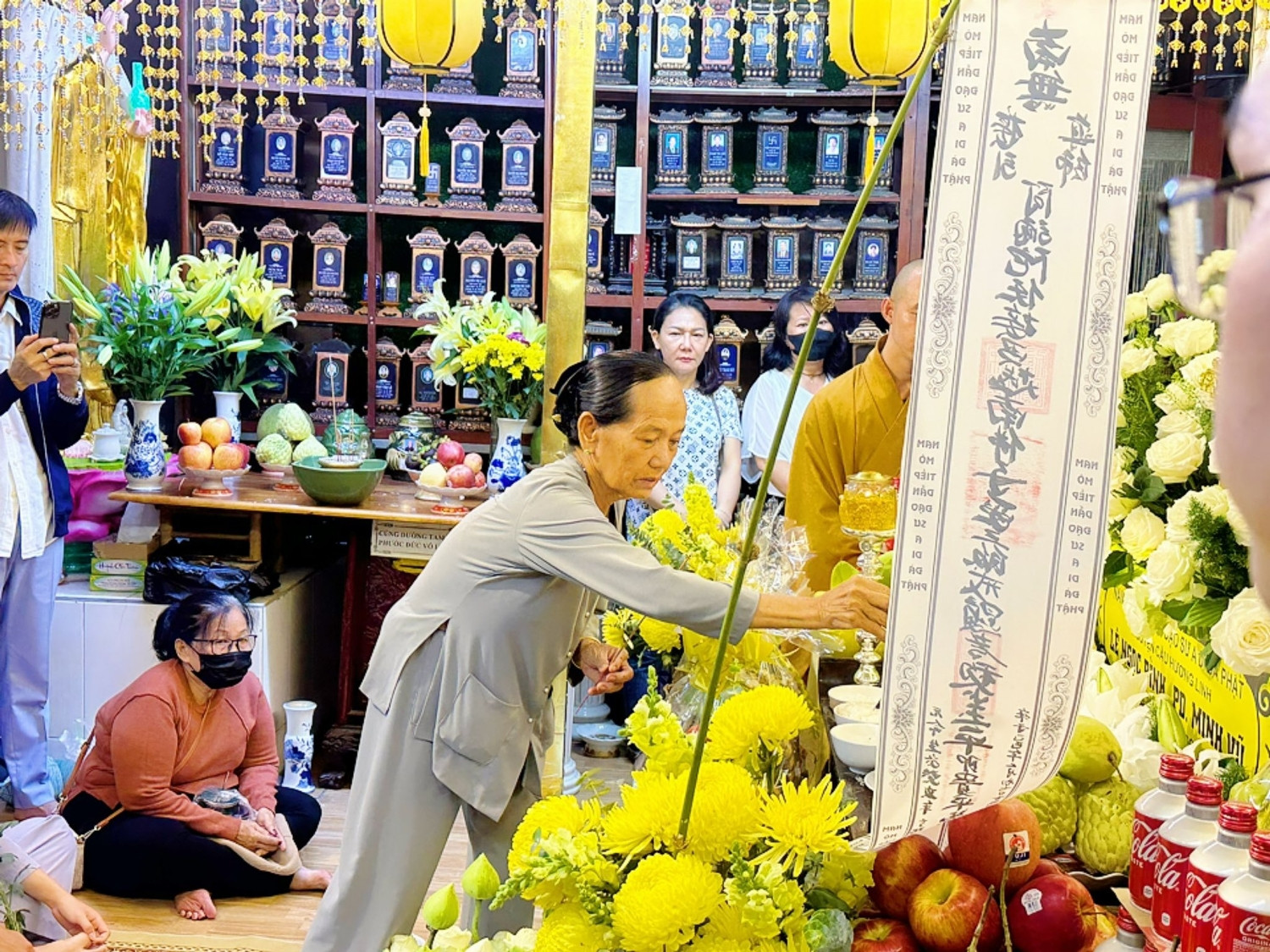 Mẹ bước không vững vợ ôm tro cốt nghẹn ngào tại lễ thủy táng Quý Bình