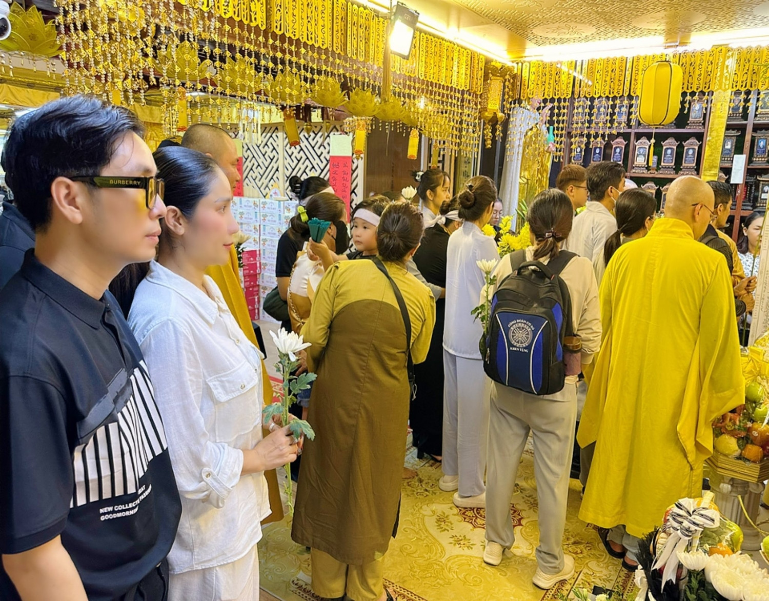 Mẹ bước không vững vợ ôm tro cốt nghẹn ngào tại lễ thủy táng Quý Bình