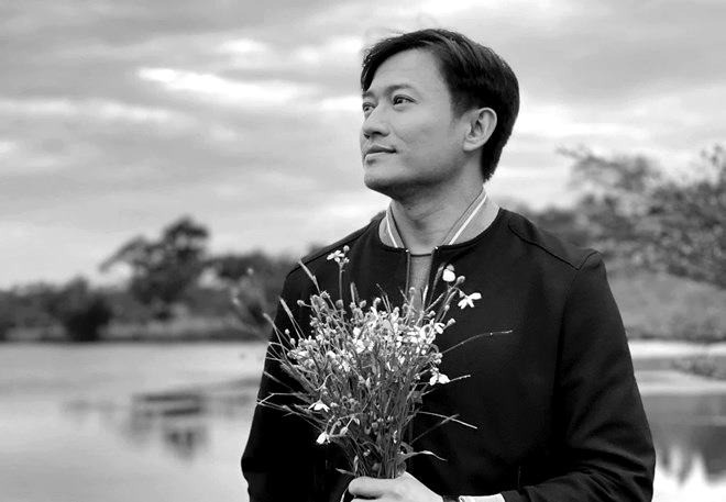 Mẹ bước không vững vợ ôm tro cốt nghẹn ngào tại lễ thủy táng Quý Bình