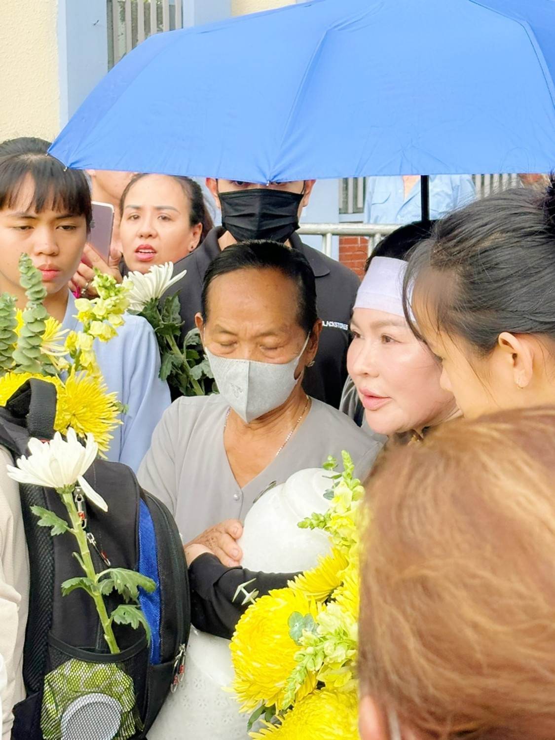 Mẹ bước không vững vợ ôm tro cốt nghẹn ngào tại lễ thủy táng Quý Bình