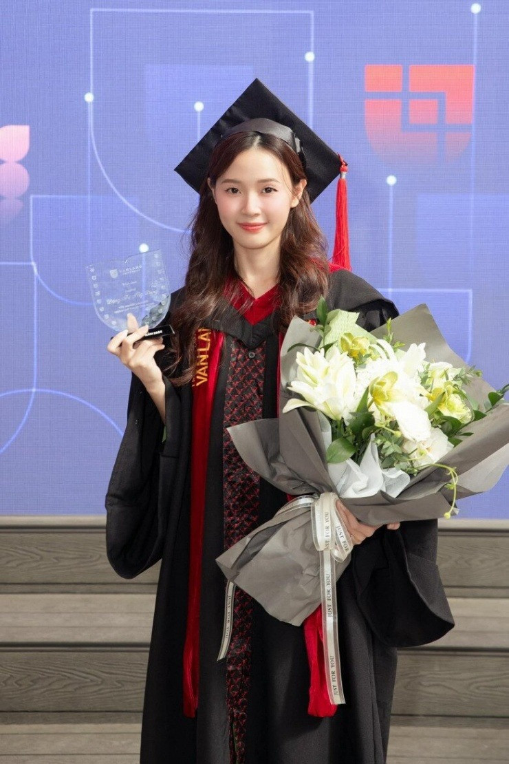 Midu để lộ nhan sắc thật qua ảnh sinh viên chụp lén trên giảng đường