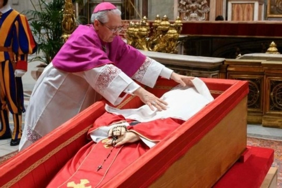 Nghĩa cử cuối cùng của Giáo hoàng Francis trước khi tạ thế