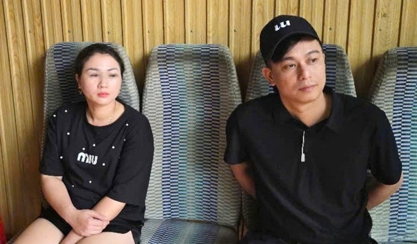 2 đối tượng Nguyễn Văn Linh và Ngô Thị Hoan tại cơ quan công an. Ảnh: Báo Lào Cai.