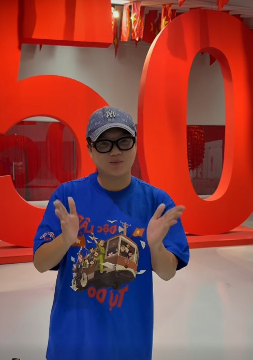 Phạm Thoại liên tục xuất hiện nhưng không nhắc gì đến mẹ Bắp