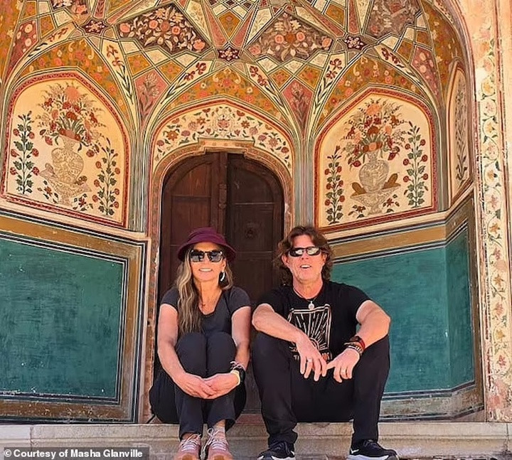 Họ đã sống tại Airbnbs, khách sạn và các nhưng nơi cho thuê nhà trên khắp thế giới.