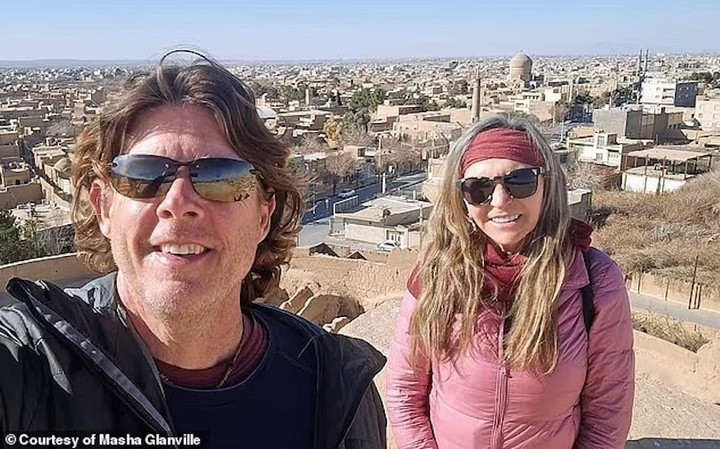 Rob và Mashabán nhà và bỏ việc để đi du lịch vòng quanh thế giới như những người du mục.