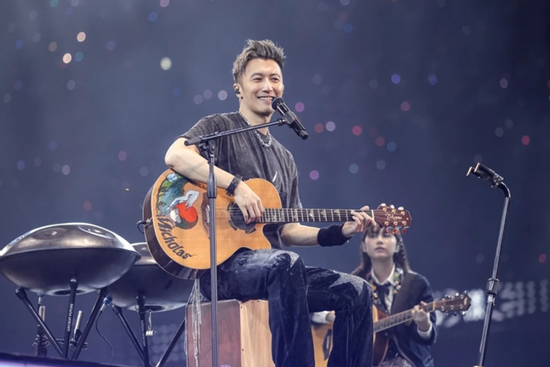 Tạ Đình Phong gây chú ý khi có nhiều hành động thể hiện tình yêu với Vương Phi