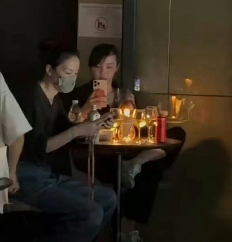 Tạ Đình Phong gây chú ý khi có nhiều hành động thể hiện tình yêu với Vương Phi - Ảnh 1