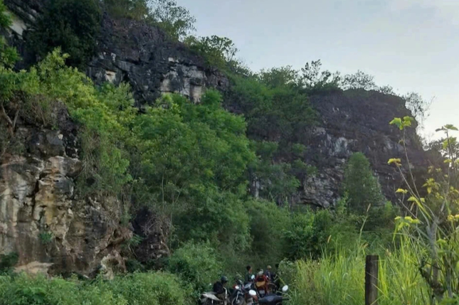 Tiết lộ bất ngờ về 18 bộ xương, hộp sọ nghi của người được phát hiện trong hang đá ở Nghệ An ảnh 1