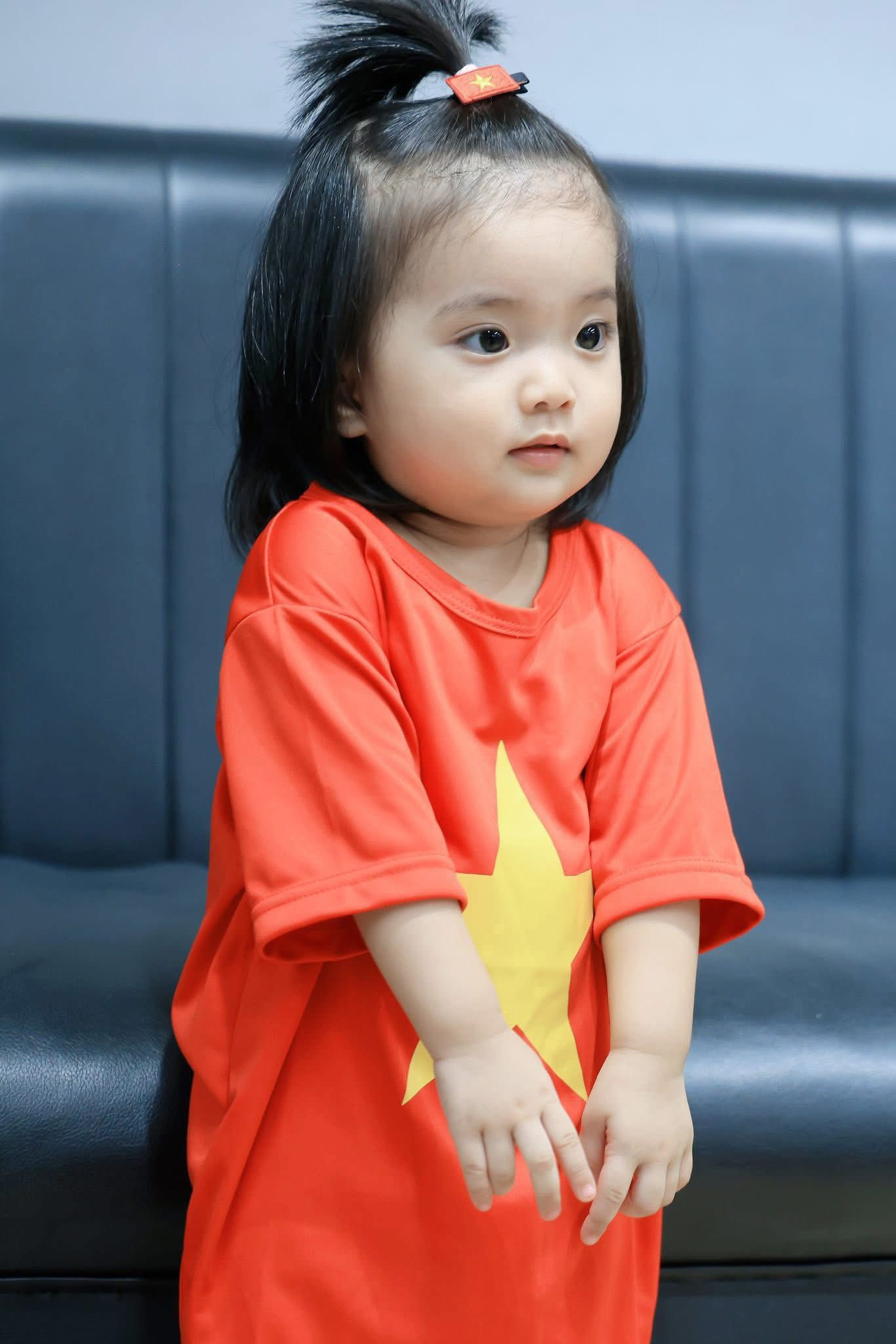 Con gái Khánh Thi gây sốt với ảnh diện áo cờ đỏ sao vàng