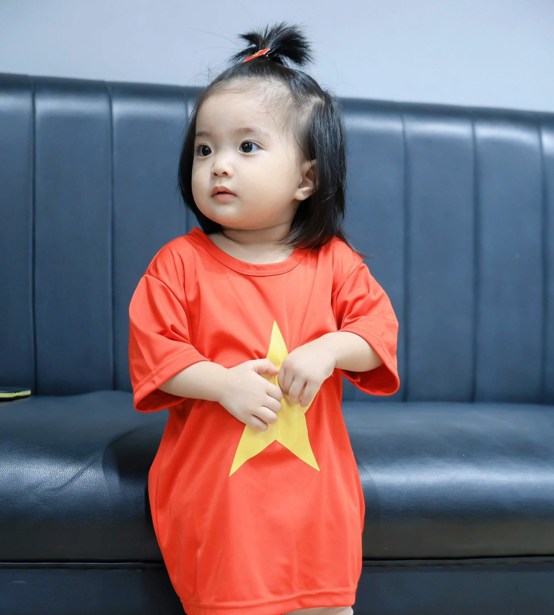 Con gái Khánh Thi gây sốt với ảnh diện áo cờ đỏ sao vàng