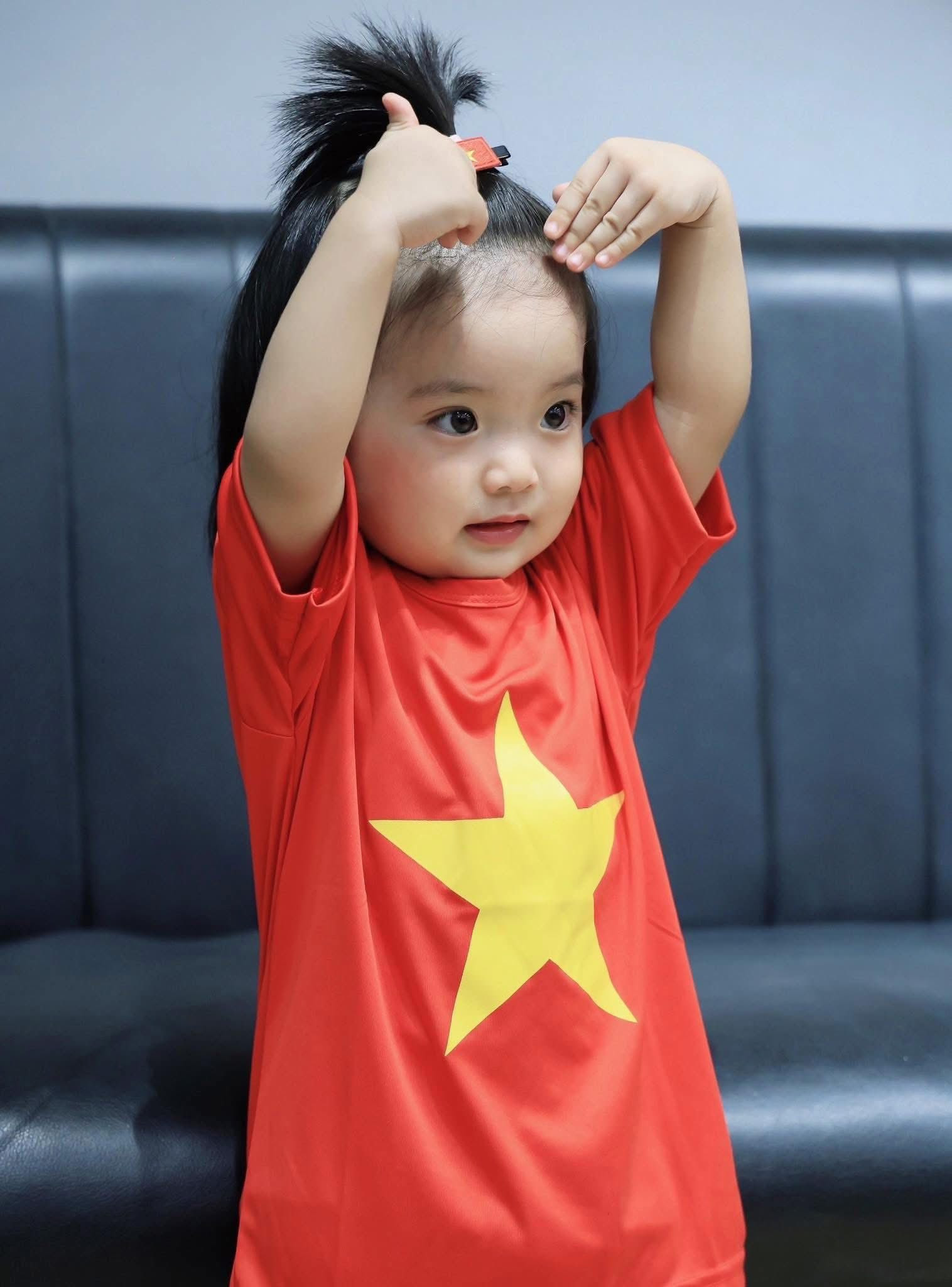 Con gái Khánh Thi gây sốt với ảnh diện áo cờ đỏ sao vàng