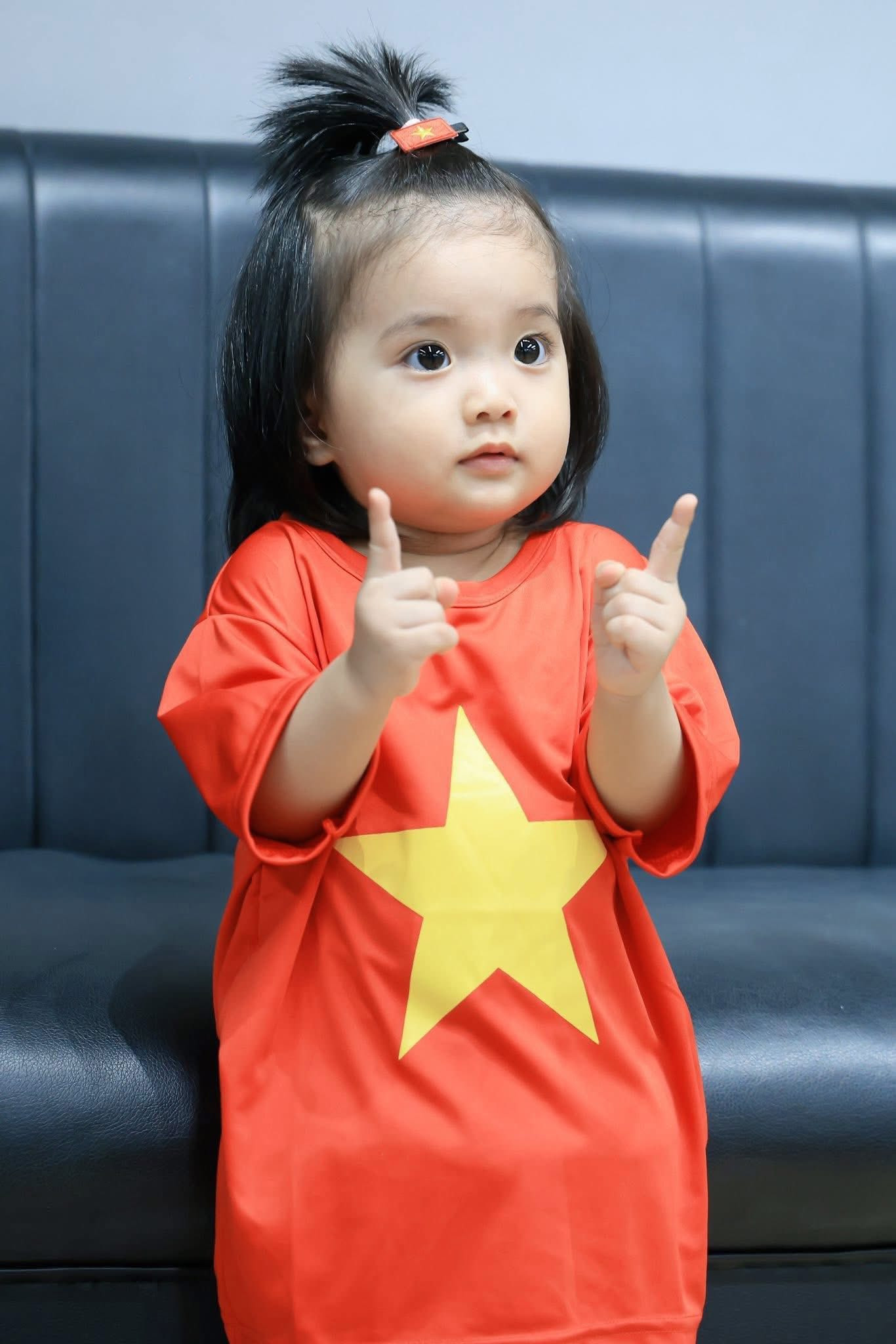 Con gái Khánh Thi gây sốt với ảnh diện áo cờ đỏ sao vàng