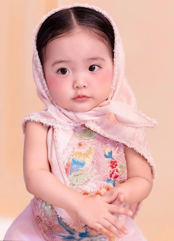 Con gái Khánh Thi gây sốt với ảnh diện áo cờ đỏ sao vàng