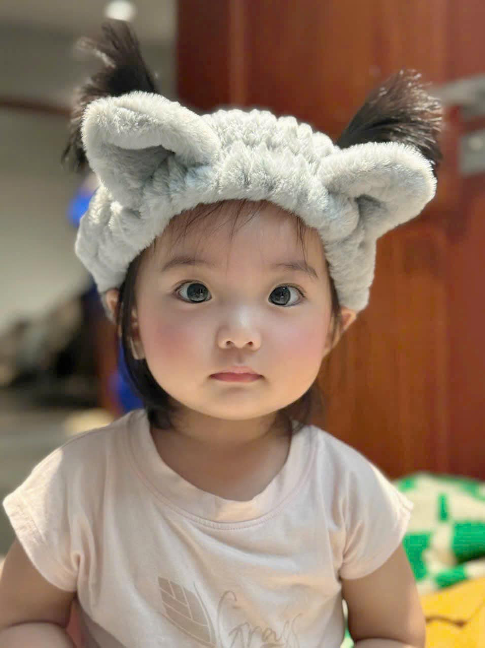 Con gái Khánh Thi gây sốt với ảnh diện áo cờ đỏ sao vàng