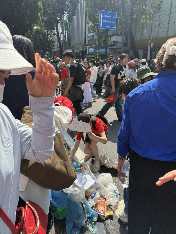 Hoà Minzy dọn rác cùng mọi người sau lễ tổng duyệt.