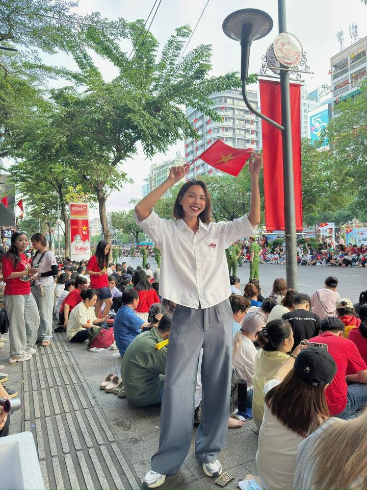 Siêu mẫu Minh Triệu hào hứng xem buổi tổng duyệt diễu binh mừng Đại lễ 30/4.