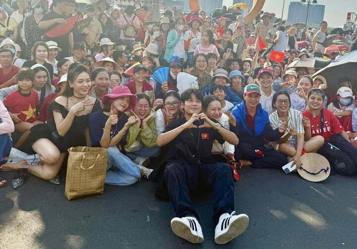 Nhạc sĩ Nguyễn Văn Chung hoà mình vào không khí tự hào của người dân thành phố.