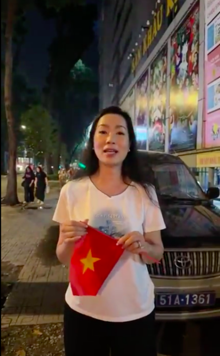 NSND Trịnh Kim Chi livestream ''một đêm không ngủ'' cùng người dân TP.HCM chờ đón xem lễ tổng duyệt diễu binh.
