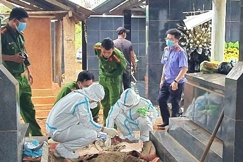 Khai quật bào thai để điều tra vụ bé gái 13 tuổi bị hiếp dâm