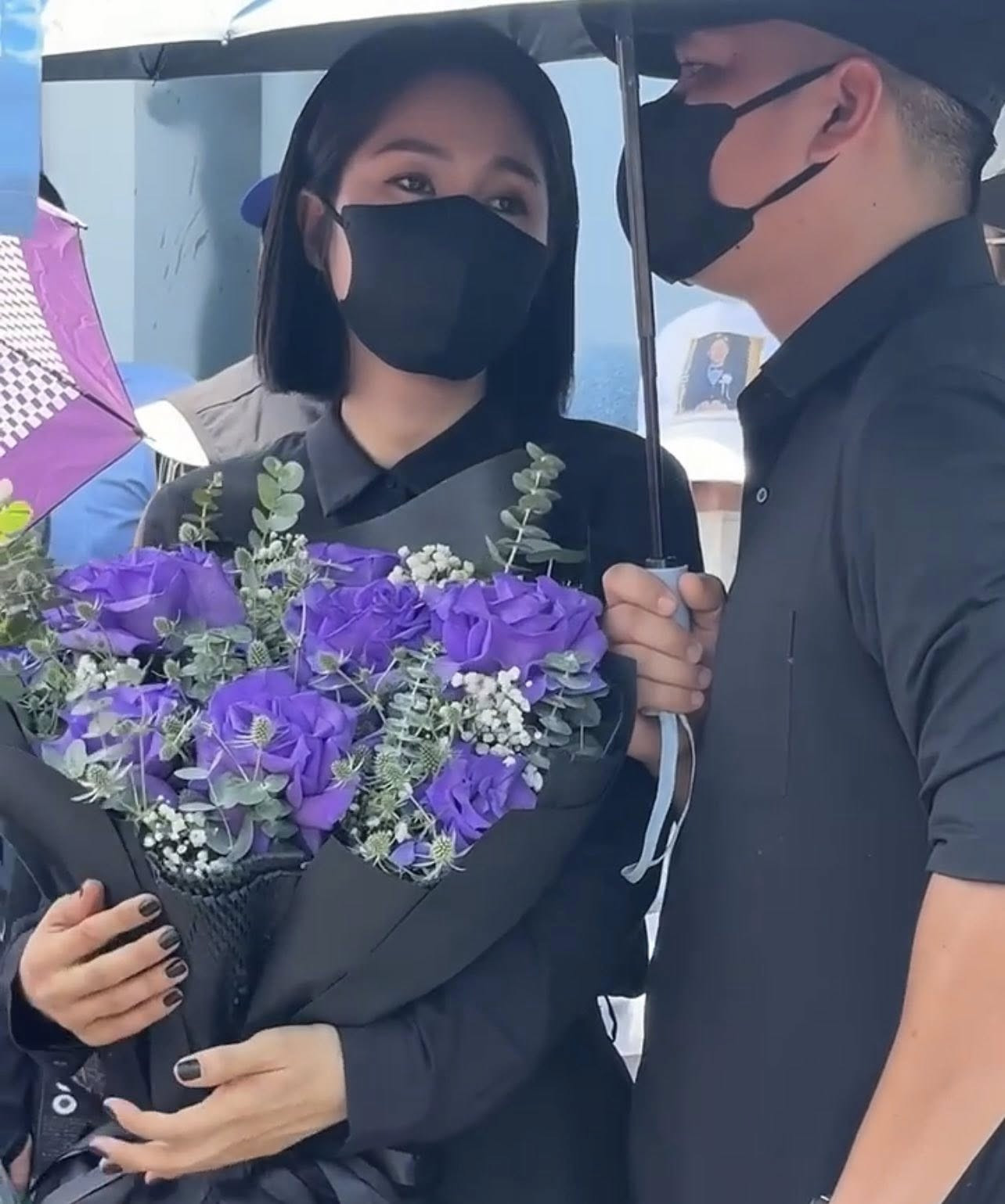 Khoảnh khắc vợ Quý Bình gục ngã khi rải tro cốt chồng xuống biển