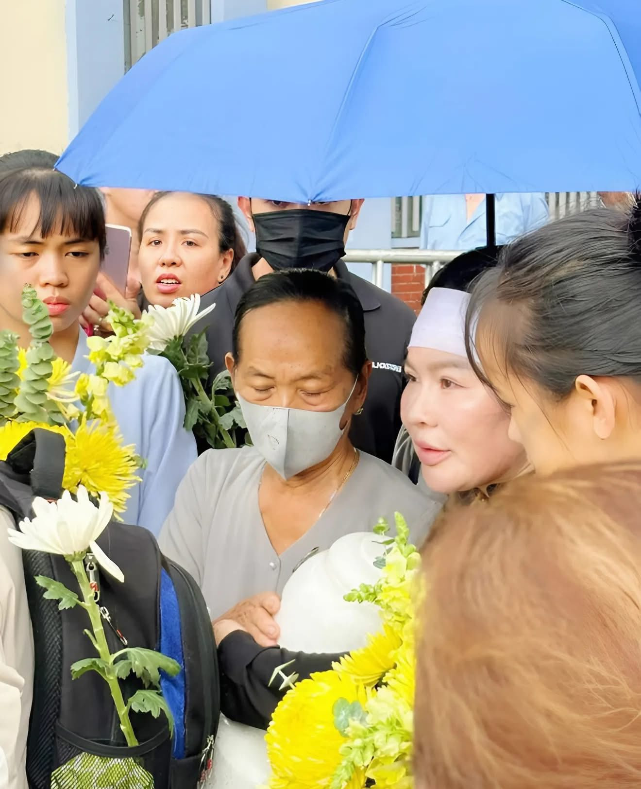 Khoảnh khắc vợ Quý Bình gục ngã khi rải tro cốt chồng xuống biển